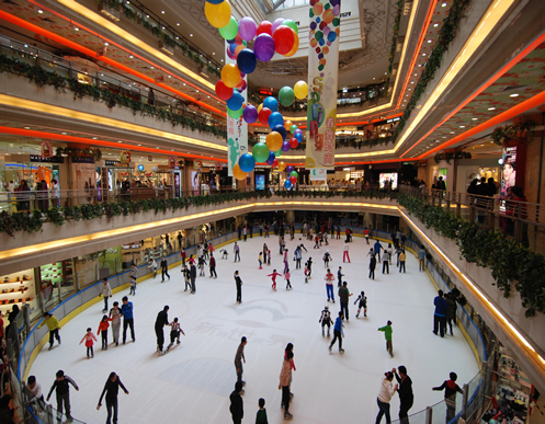 Einkaufszentrum mit Eisfläche